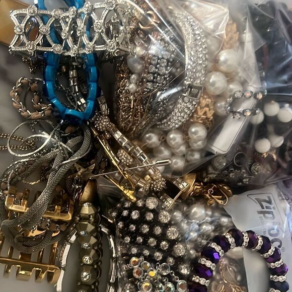 1 LB JEWELRY lots gold silver pearls rhinestone! Mostly wearable. - Picture 2 of 6